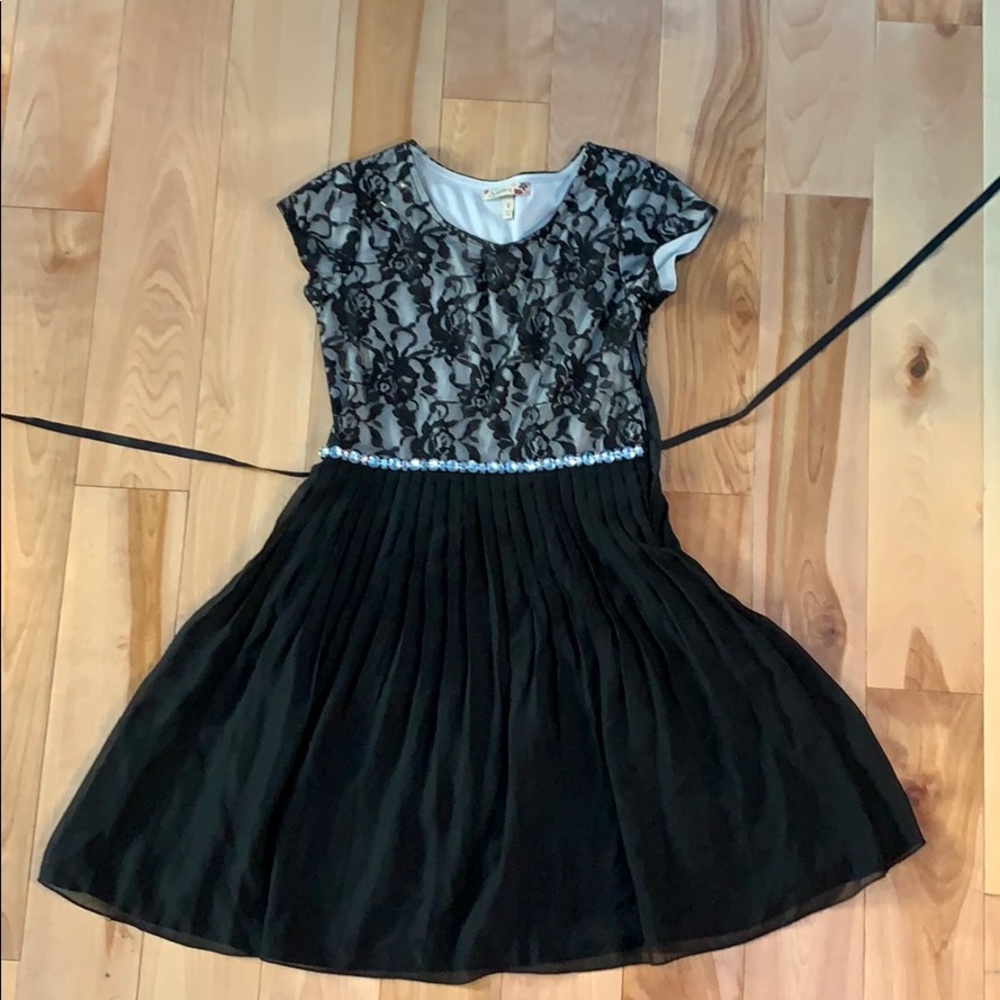 Side zipping lace top dress